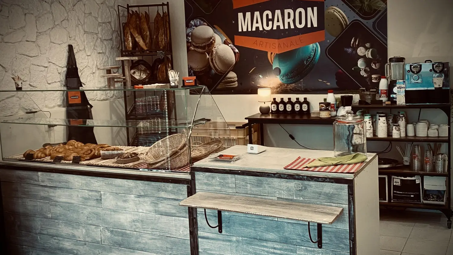 MacarOns Coffee shop Bakery_Fontaine-de-Vaucluse comptoir