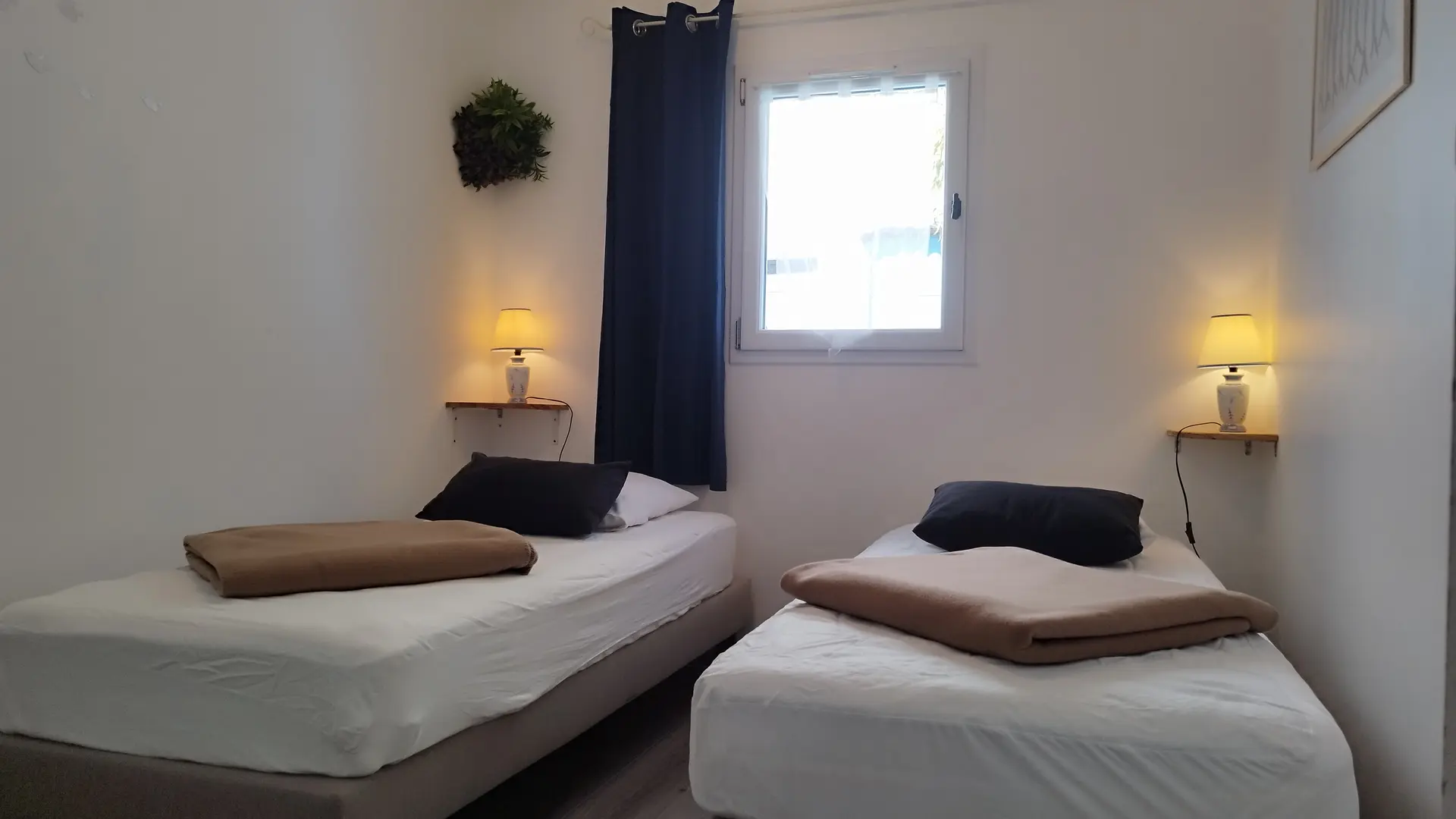 Chambre avec deux lits simples.
