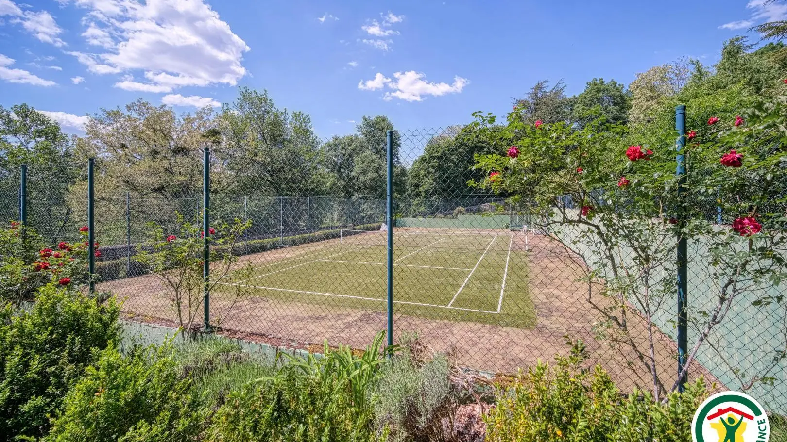 Le terrain de sport (tennis, trampoline)