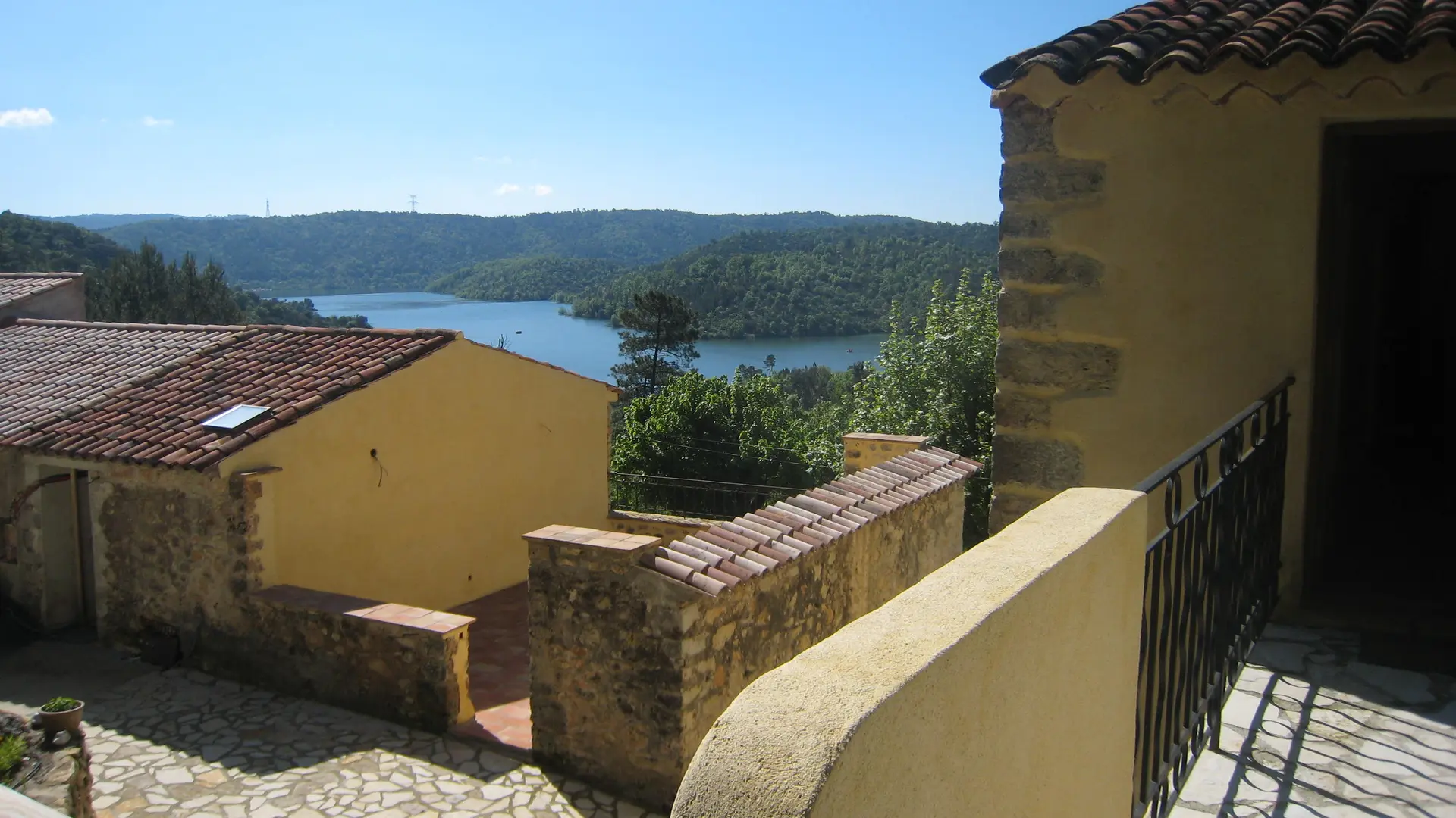 terrasse des gîtes du lac avec vue sur lac St Cassien