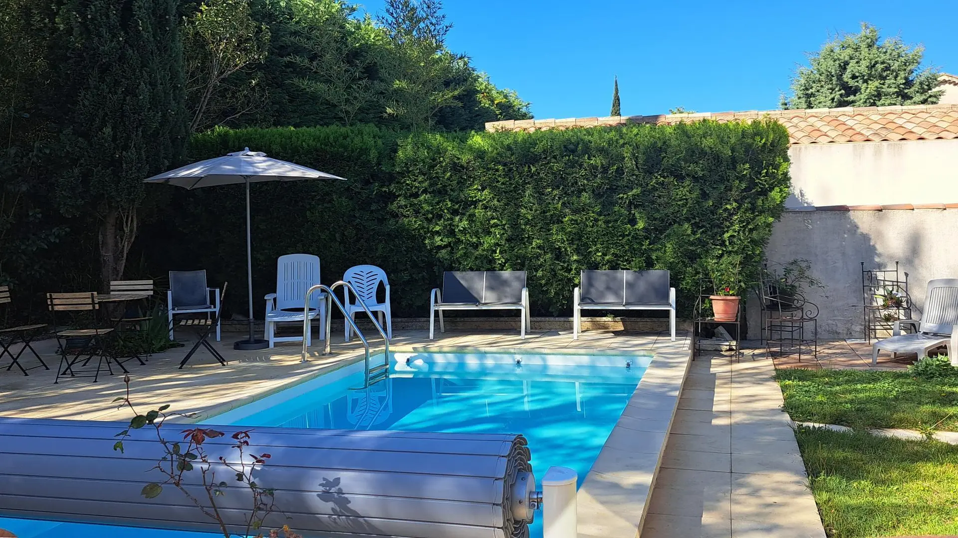 Piscine de L'Oustau dei Aucèus, l'eau bleu sous le soleil de Pâques.
