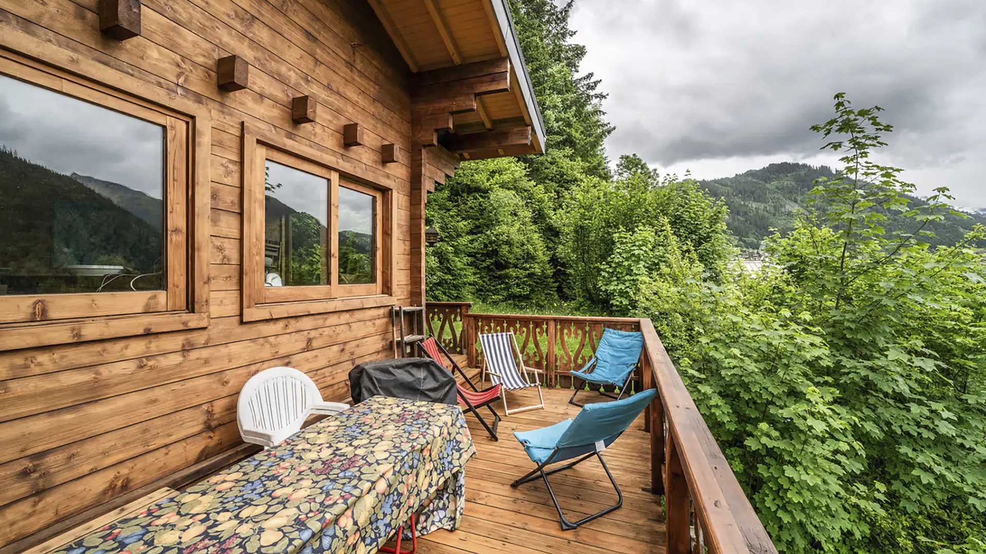 Grand balcon avec table, fauteuils