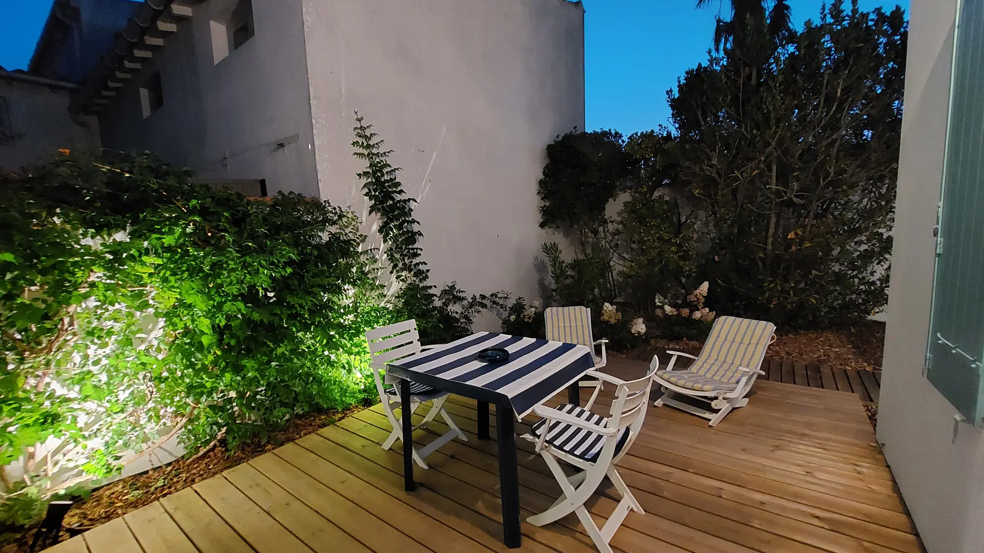 Terrasse 1 bei Nacht