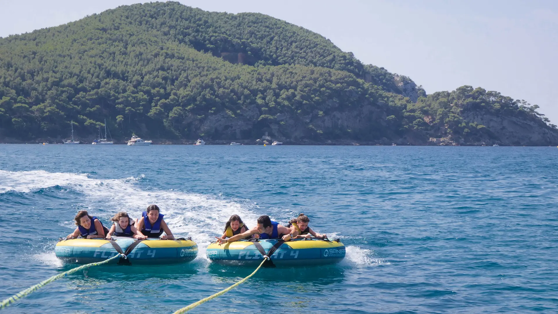 Bouée tractée disque dans la baie