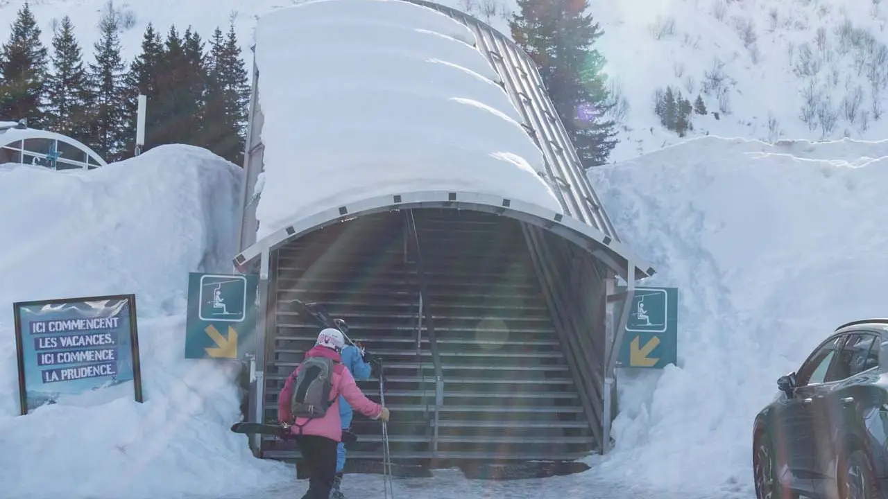 Toegang naar de Le Lac-stoeltjeslift via een overdekte trap vanaf de parkeerplaats.