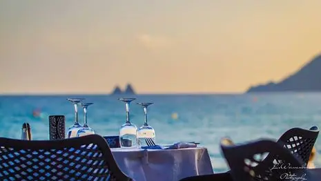 Table avec vue sur les deux frères