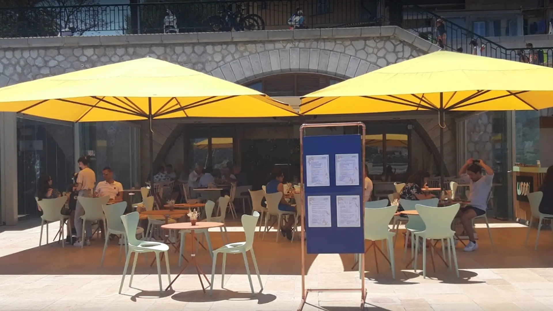 errasse du restaurant sur l'esplanade des Sablettes