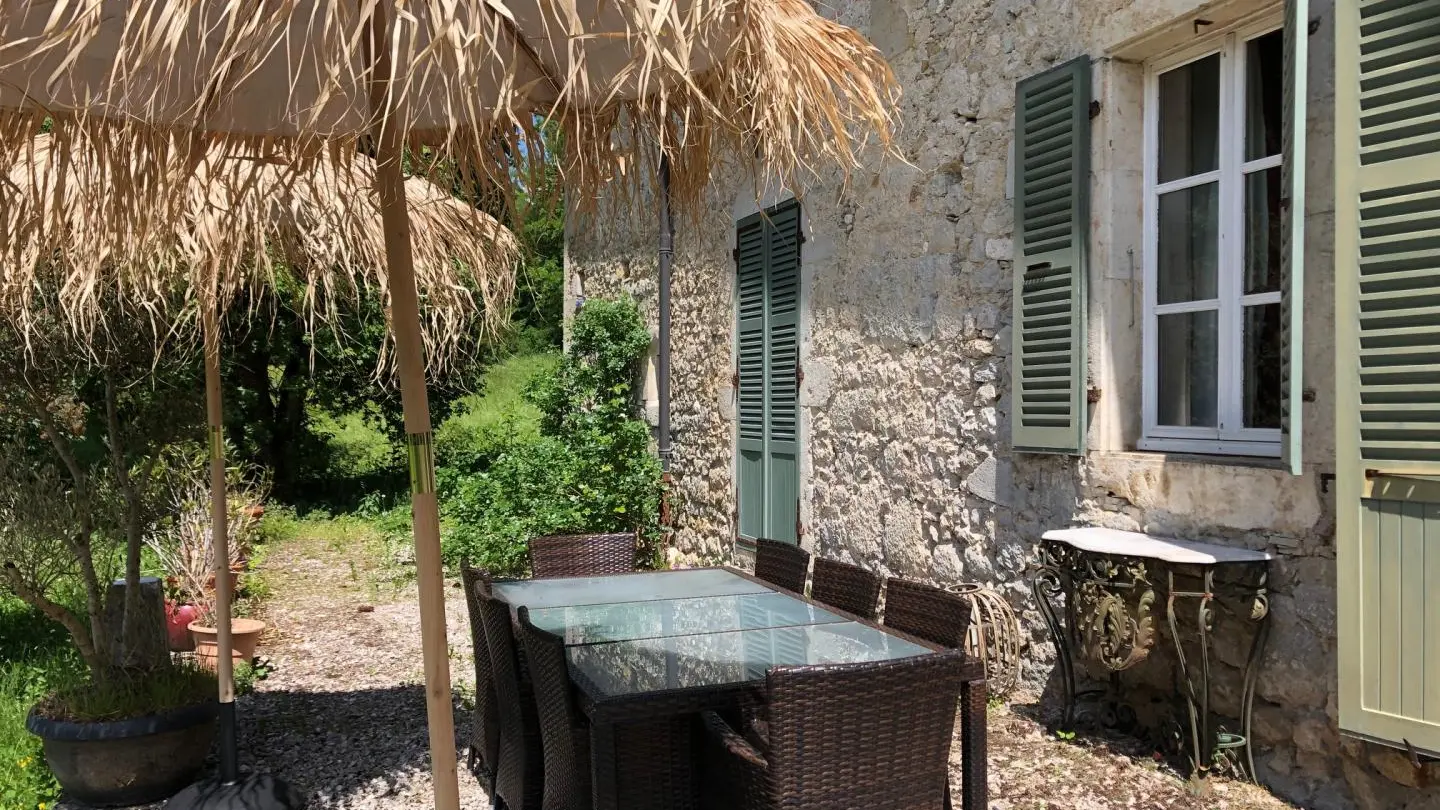Terrasse extérieure pour profiter de manger à l'ombre des parasols dans le parc du Domaine du Très-Haut.