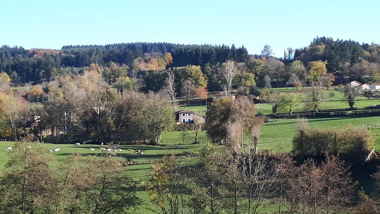 Le gîte vu d?un sentier de randonnée