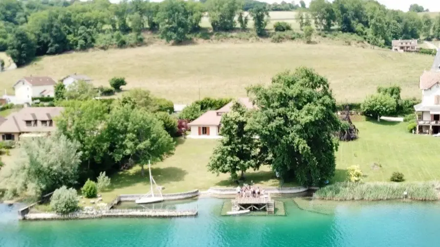 Maison de famille pieds dans l'eau au bord du lac de Paladru