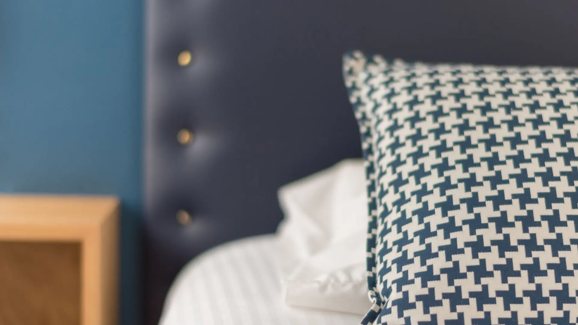 gros plan oreiller sur lit avec mur bleu