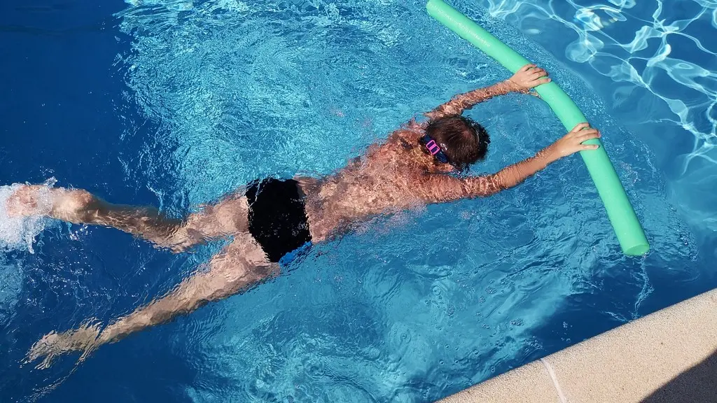 Enfant qui nage en piscine