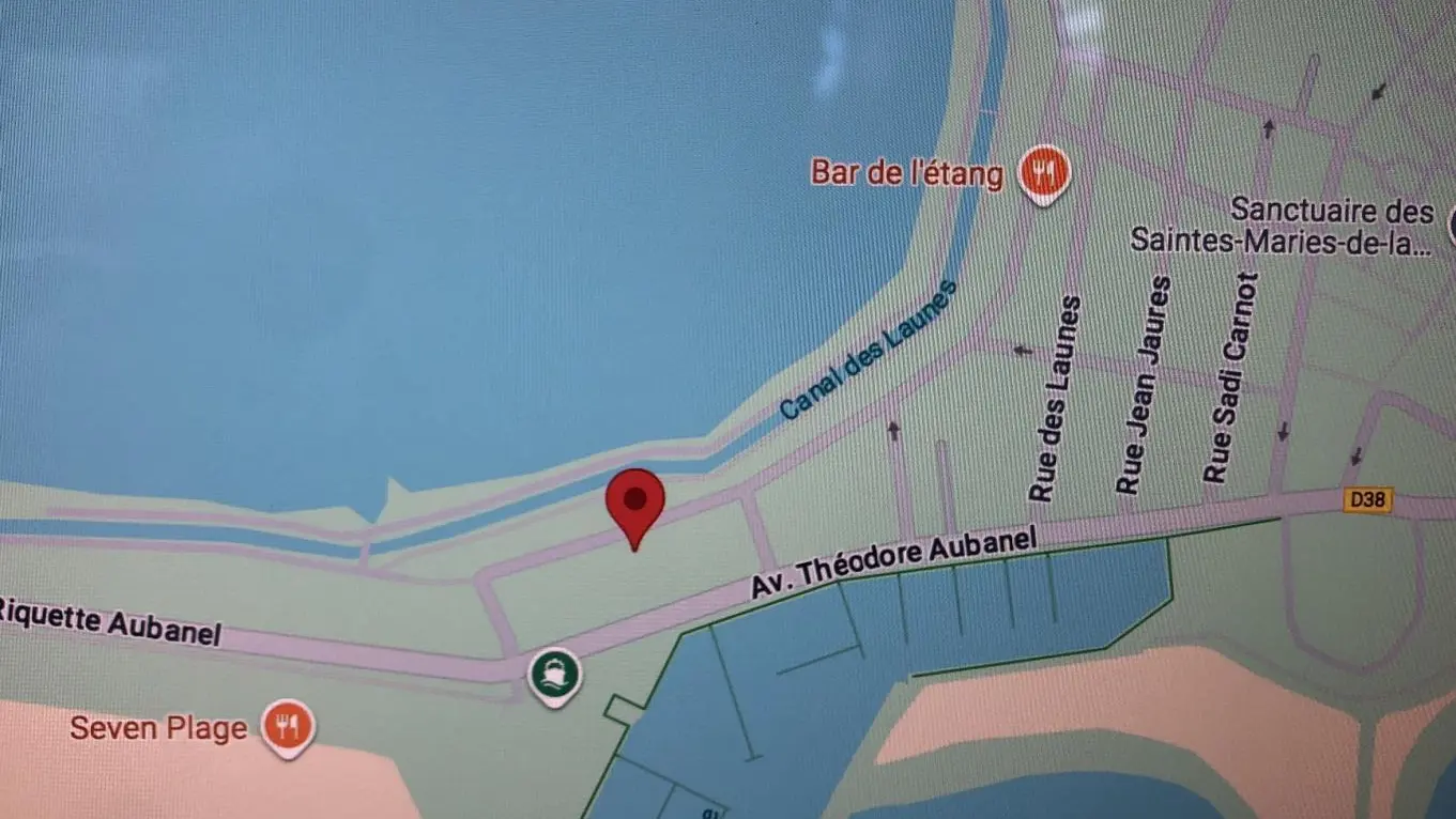 Emplacement entre étang, plage et port