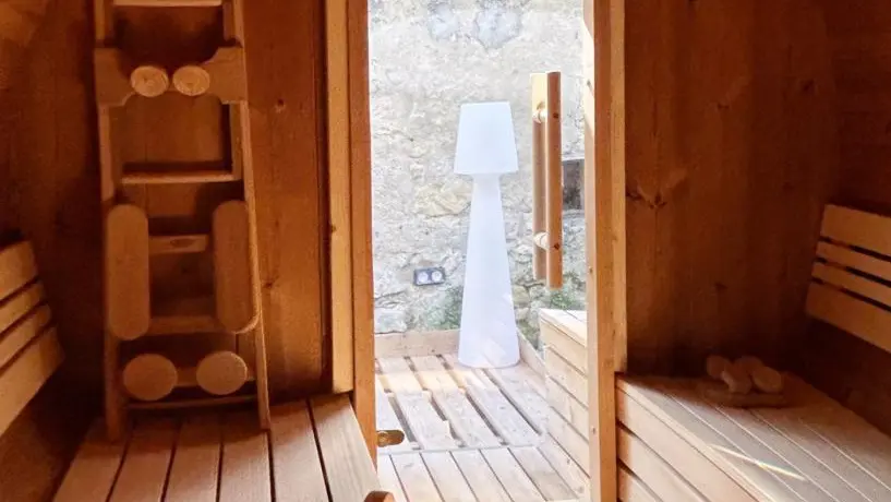 Intérieur du sauna avec son dossier ergonomique qui permet d'avoir une position relaxante