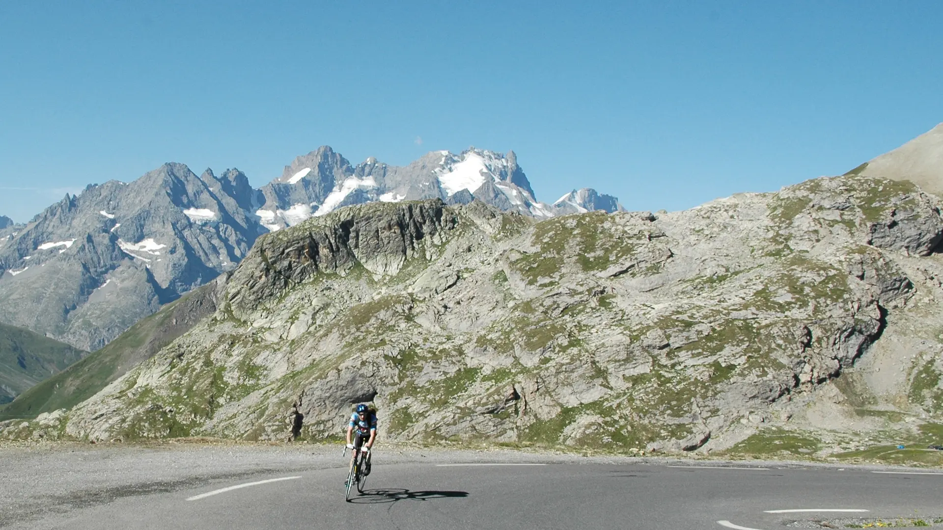De La Grave au col du Galibier - Cycliste dans un virage