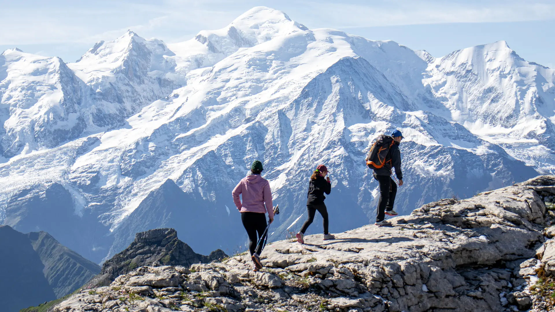 Familie wandelt met uitzicht op de Mont Blanc