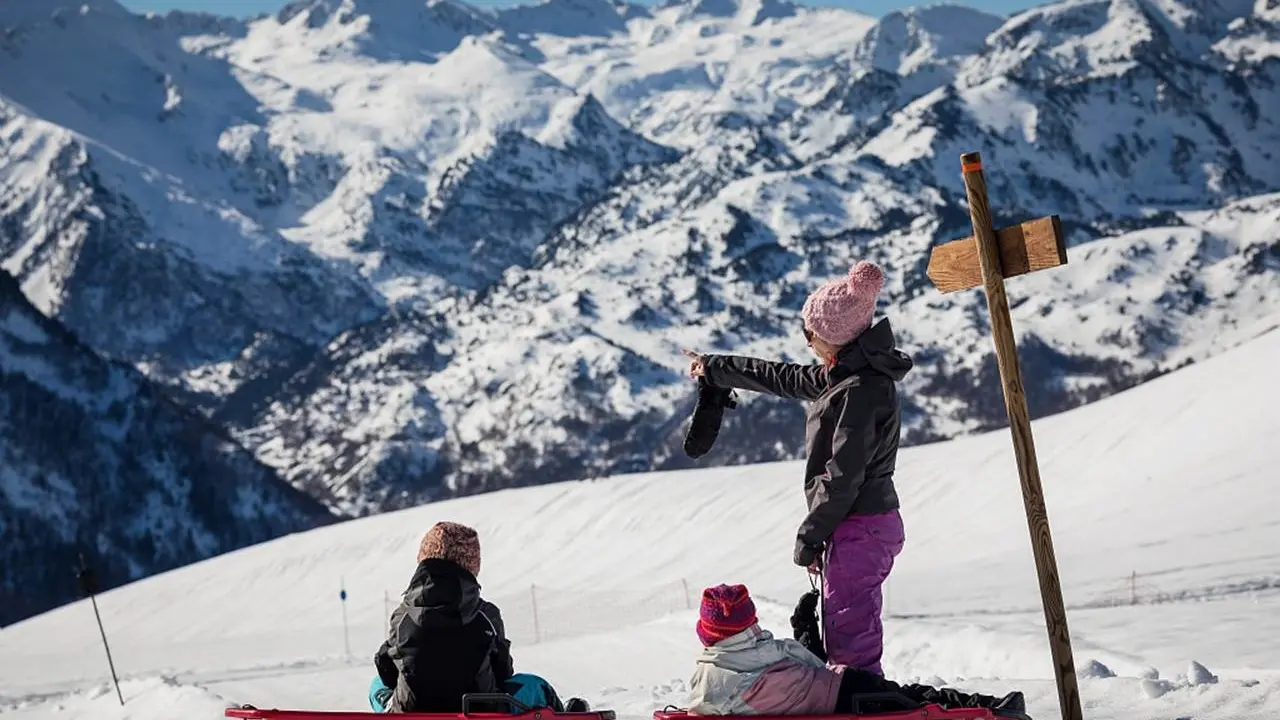 Beille luge personnes de dos