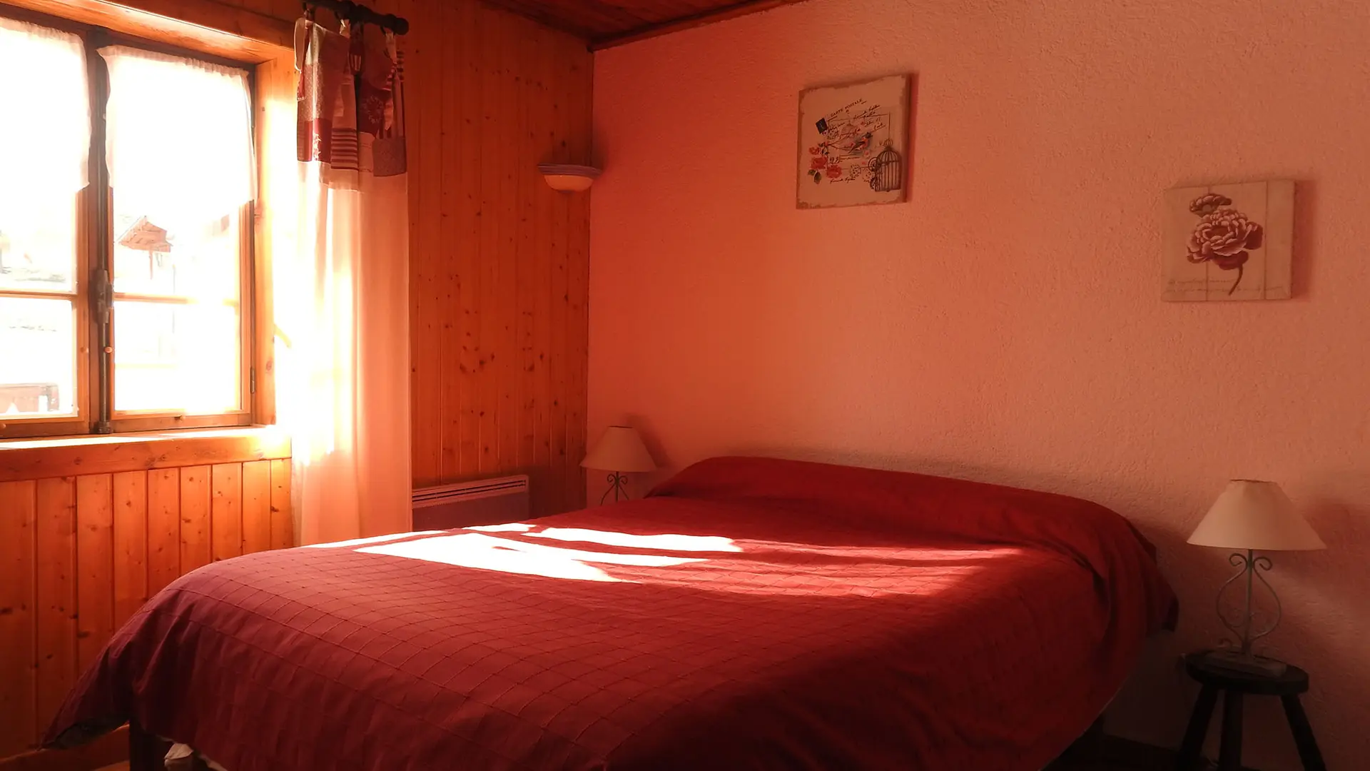 Chambre à coucher lumineuse, lit double, ameublement bois, fenêtre