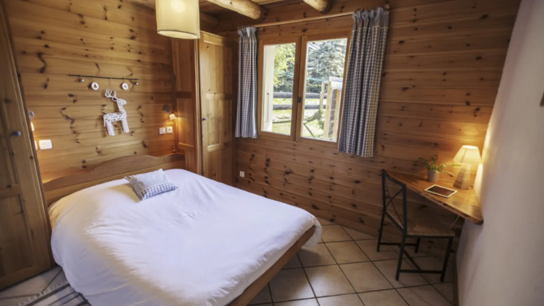 chalet-le-serre-des-oiseaux-mougd-chambre1-serre-chevalier-chantemerle