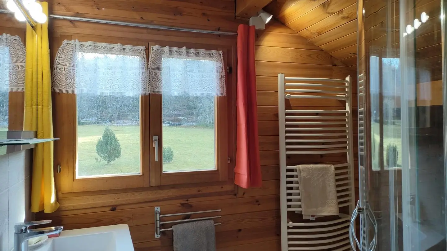 Salle d'eau : une douche, une baignoire & un WC.