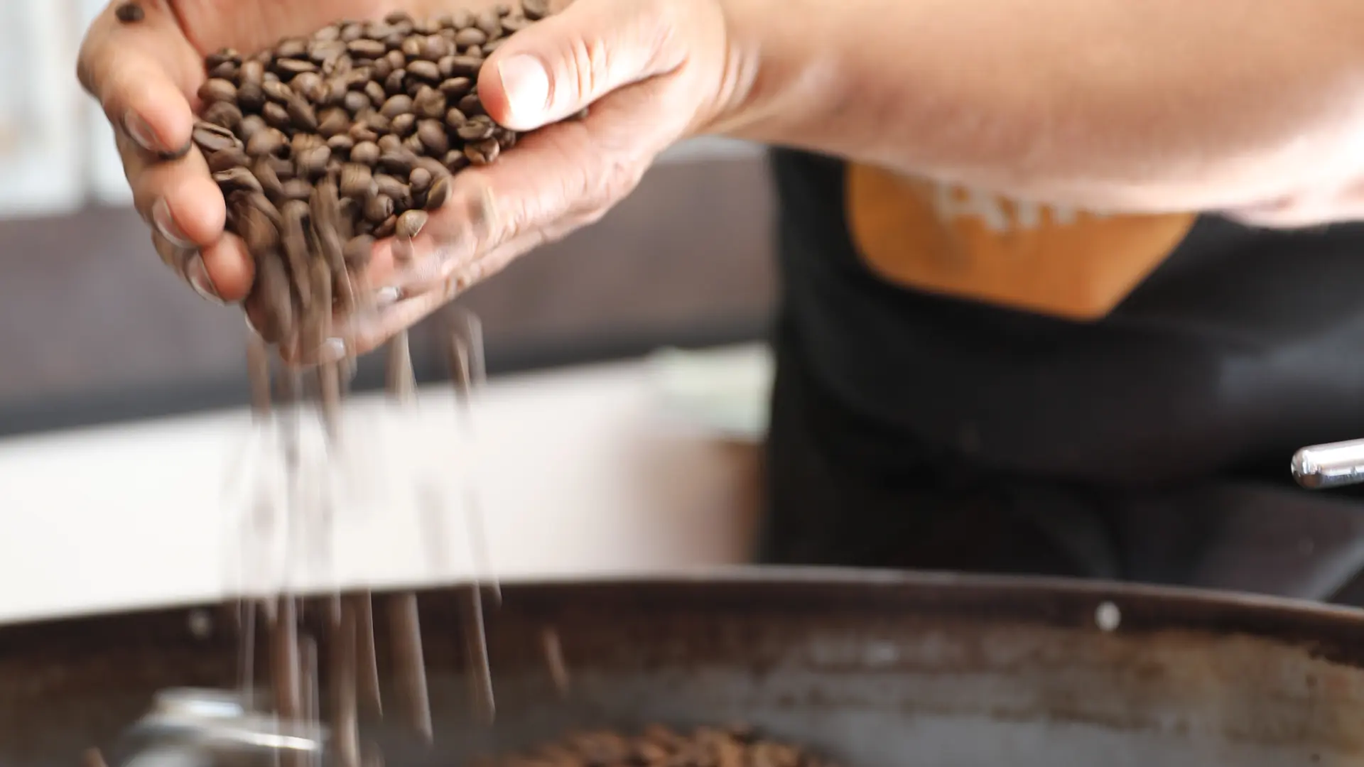 Le plaisir de toucher le café en grain chaud