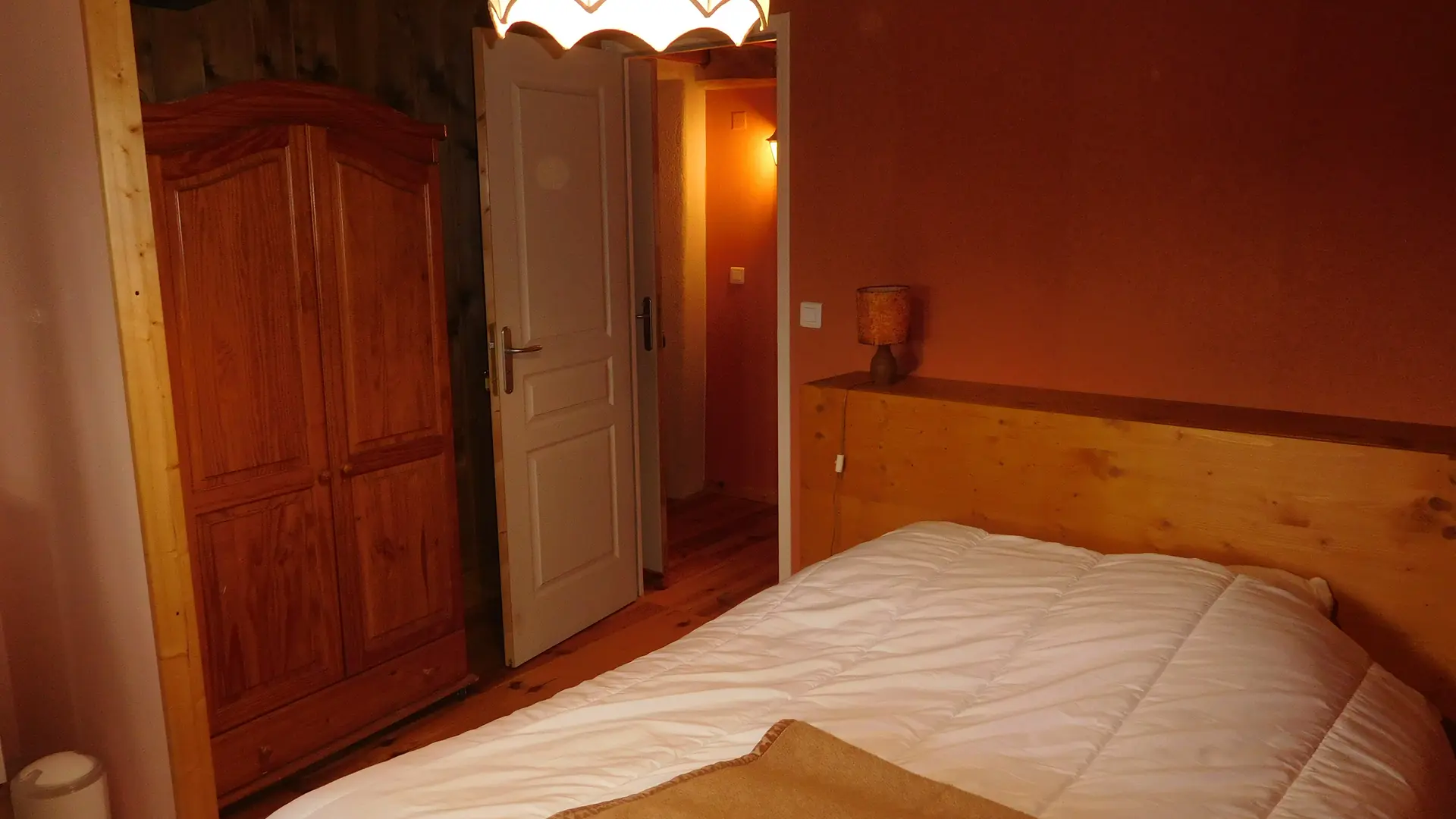 petite chambre lit double et sanitaires privés