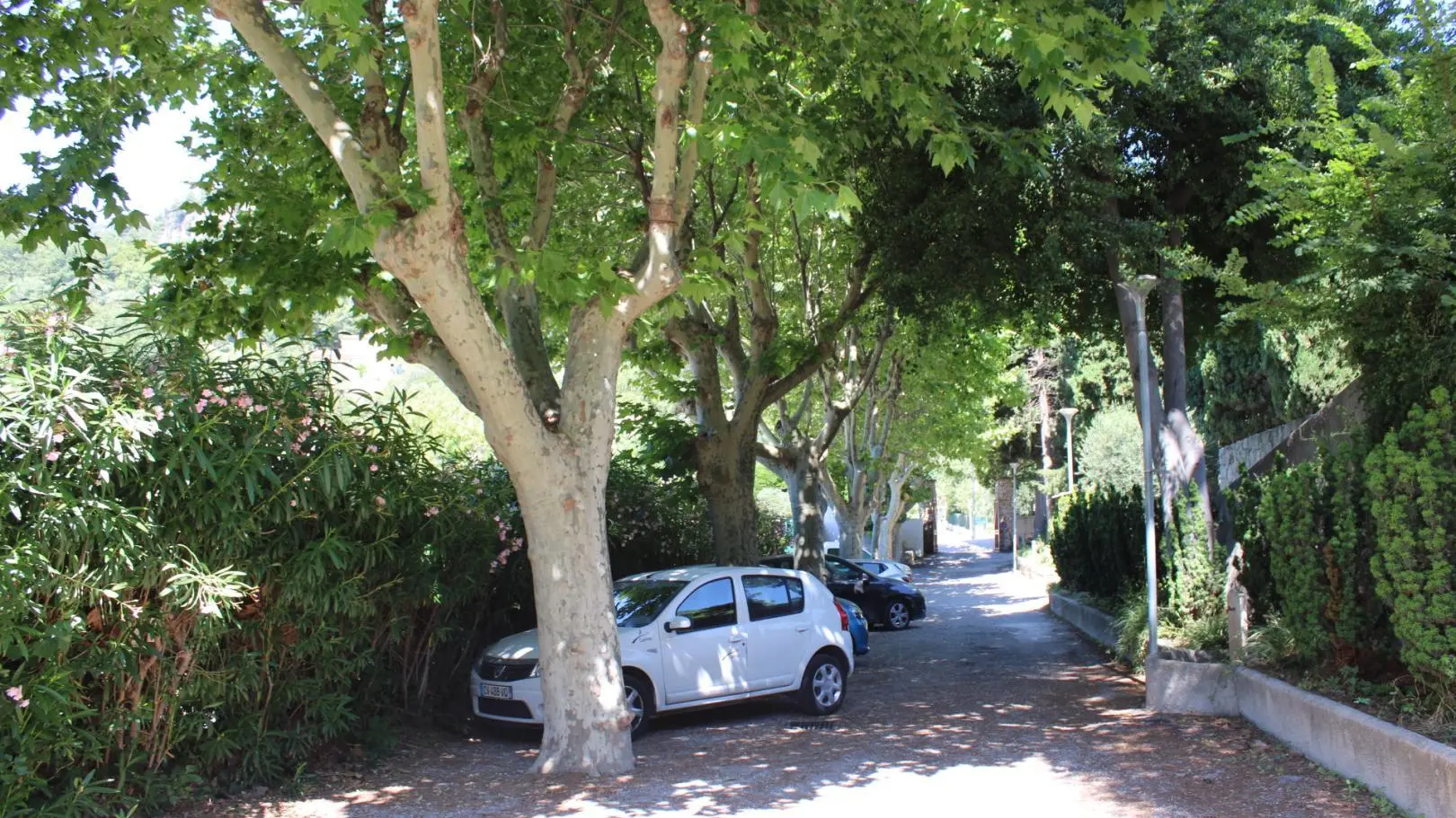 Parking - Villa Barbary - Carros - Gîtes de France Alpes-Maritimes