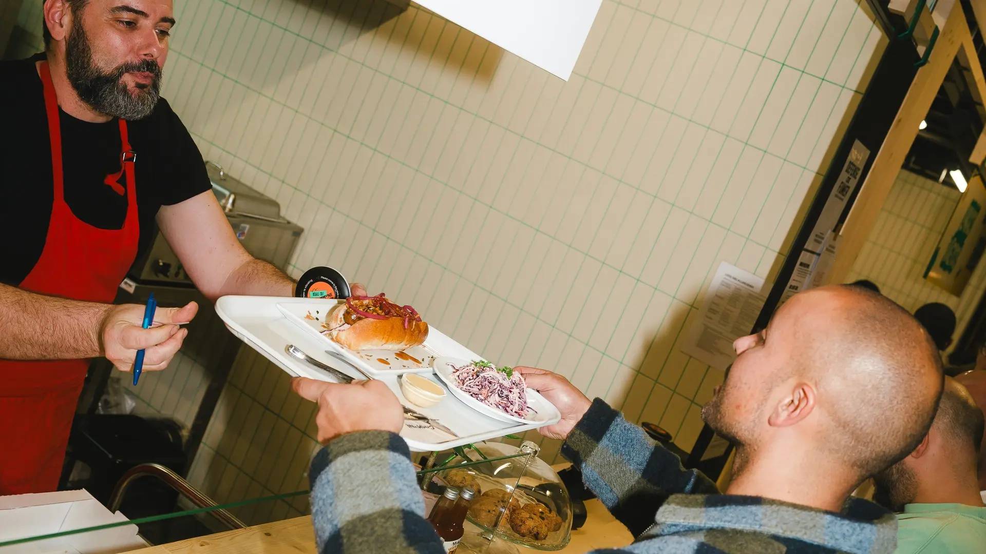 Le Chef sert son Hot Dog avec Saucisse de la Haute-Loire fumée