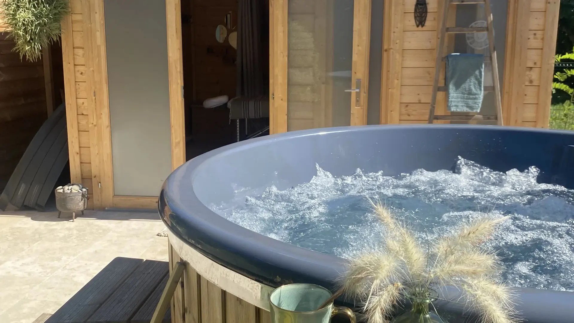 Profitez des bienfaits du bain nordique, une expérience relaxante entre chaleur, nature et sérénité.