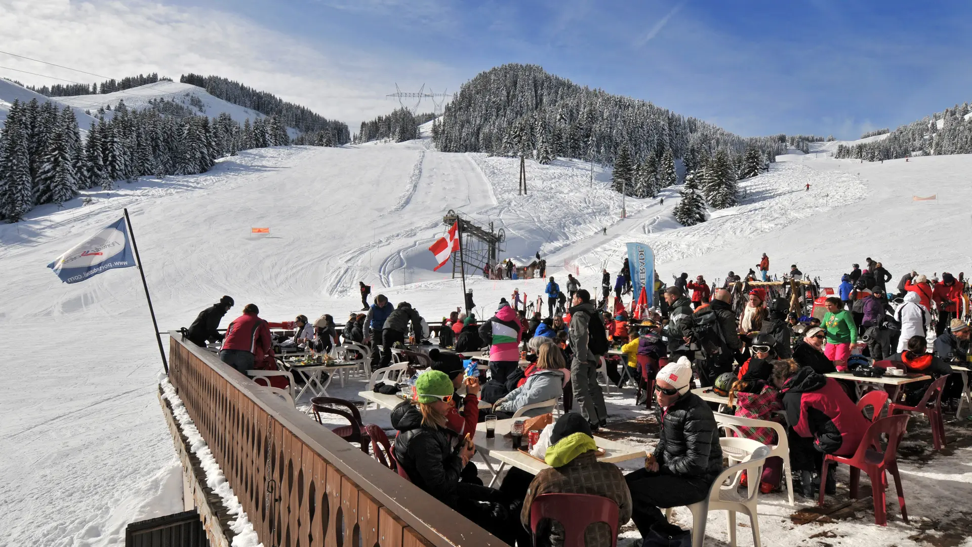 Restaurant avec sa terrasse panoramique situé en haut de la télécabine de l'Essert, accesible aux piétons