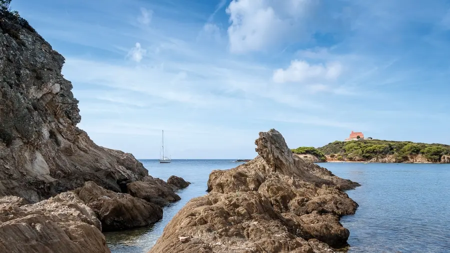 La plage noire du Langoustier à Porquerolles