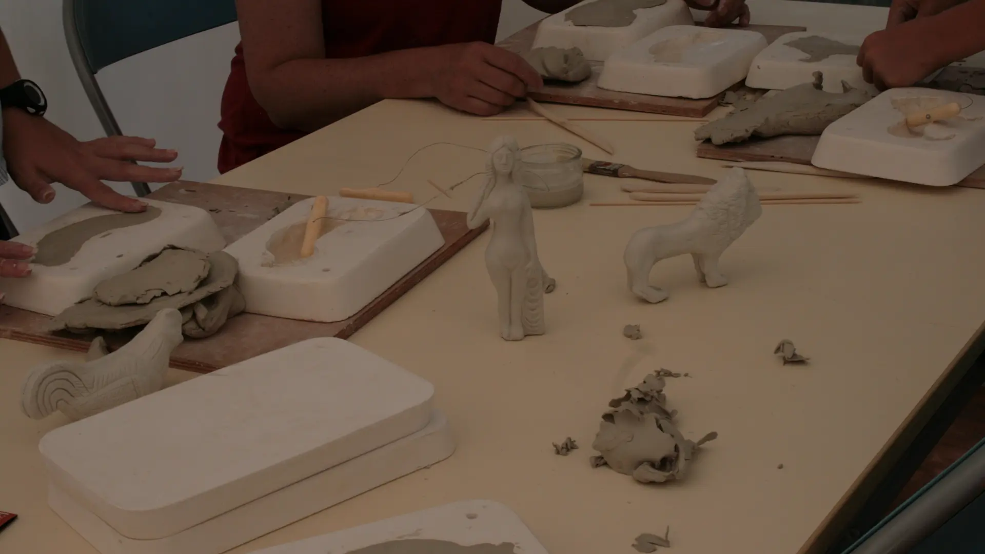 Atelier moulage d'un objet en argile