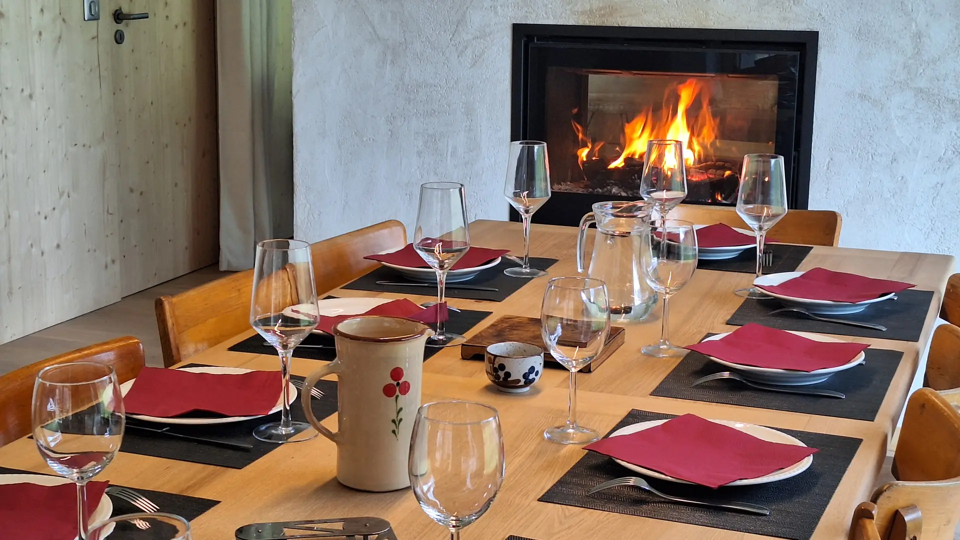 table à manger en bois devant la cheminée