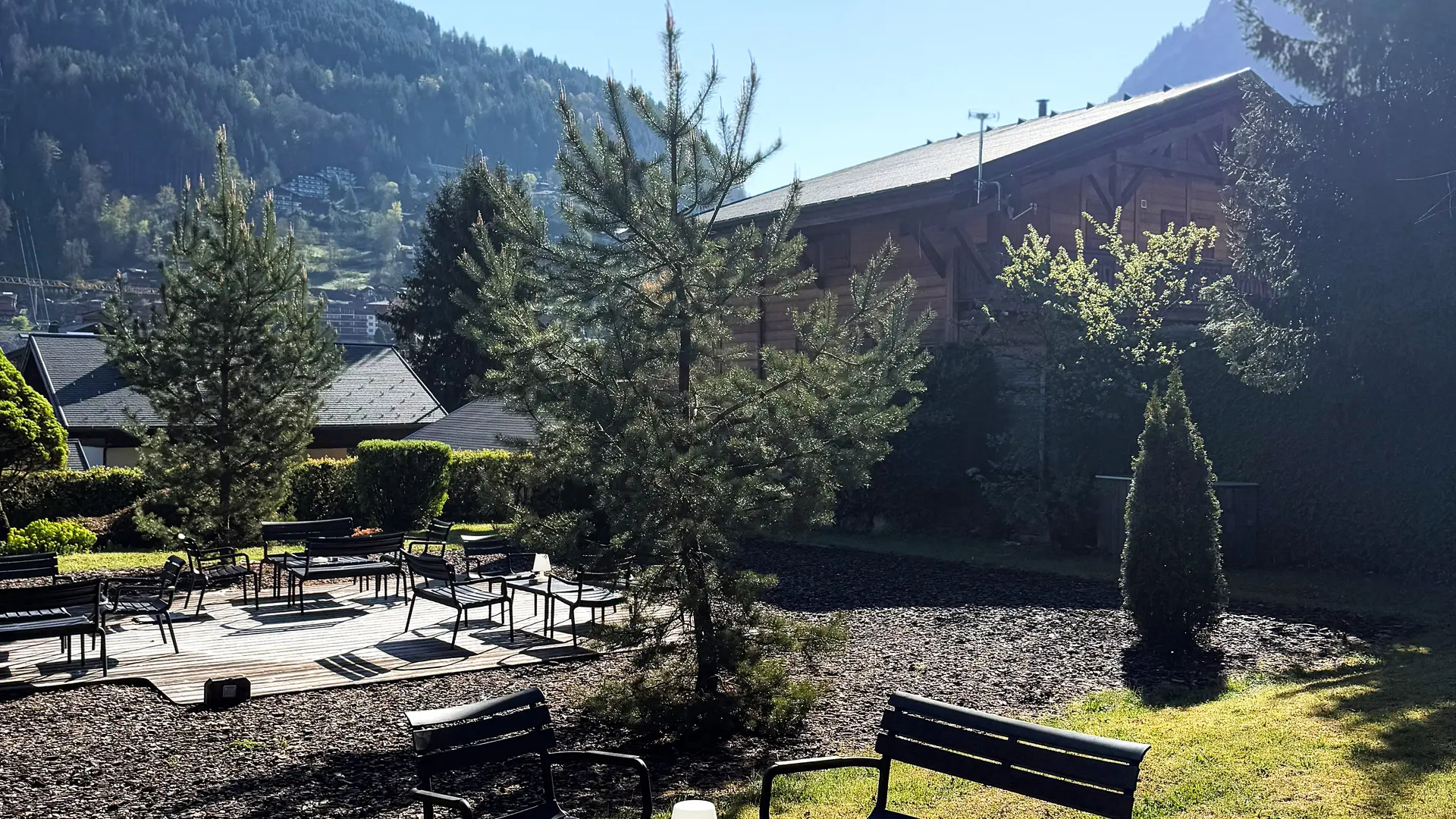 Terrasse et jardin ensoleillés