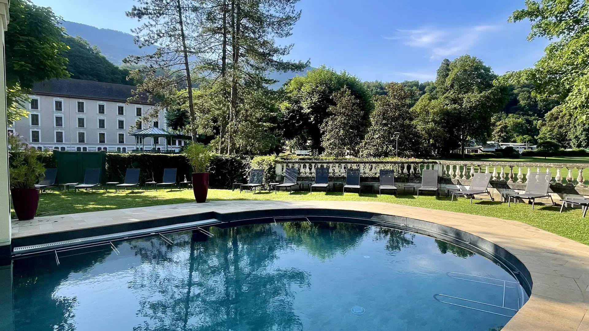 La partie extérieure de la piscine d’eau thermale avec sa vue sur le parc thermal.