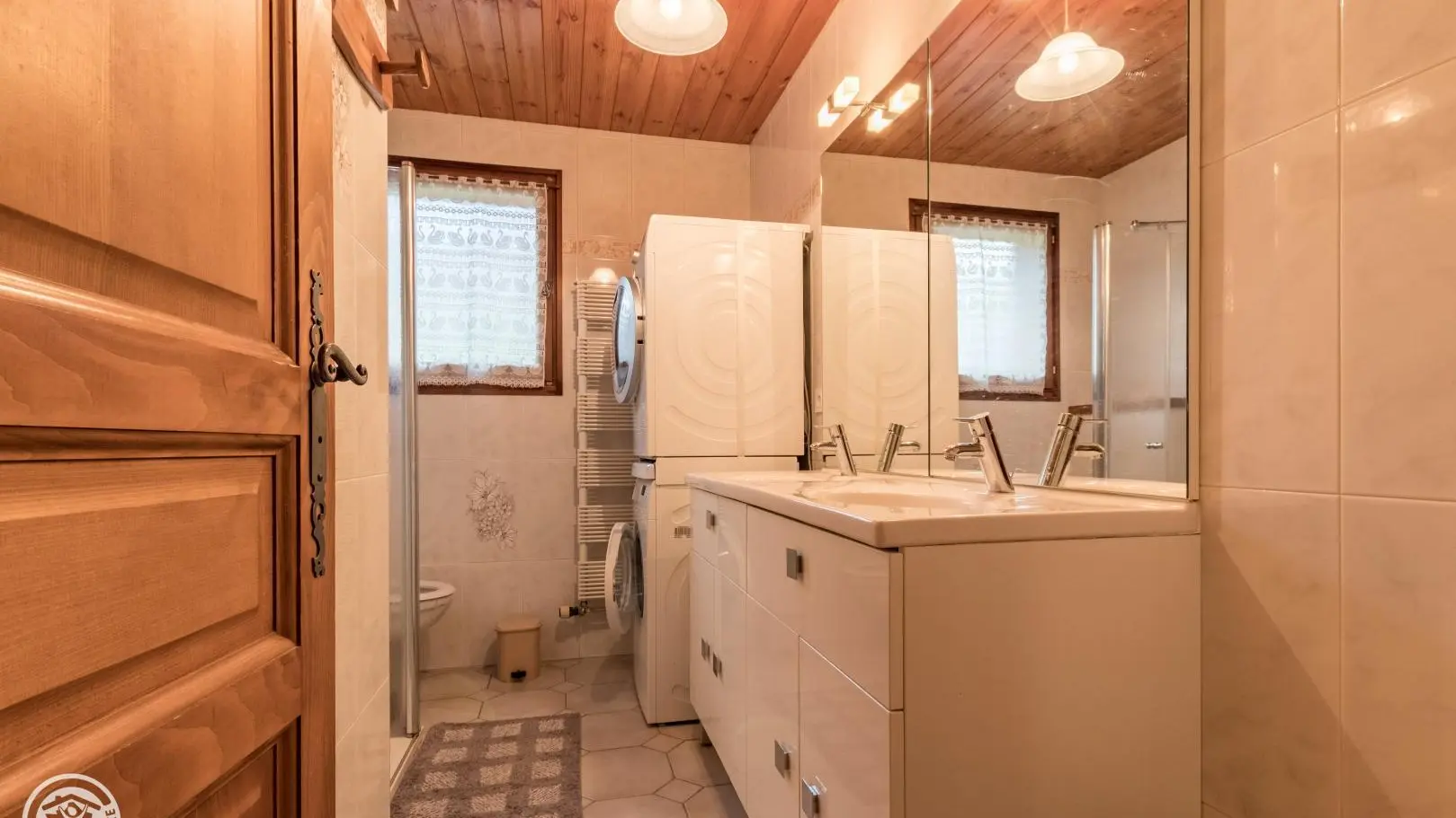 Salle d'eau : double vasque, douche, lave et sèche-linge, WC
