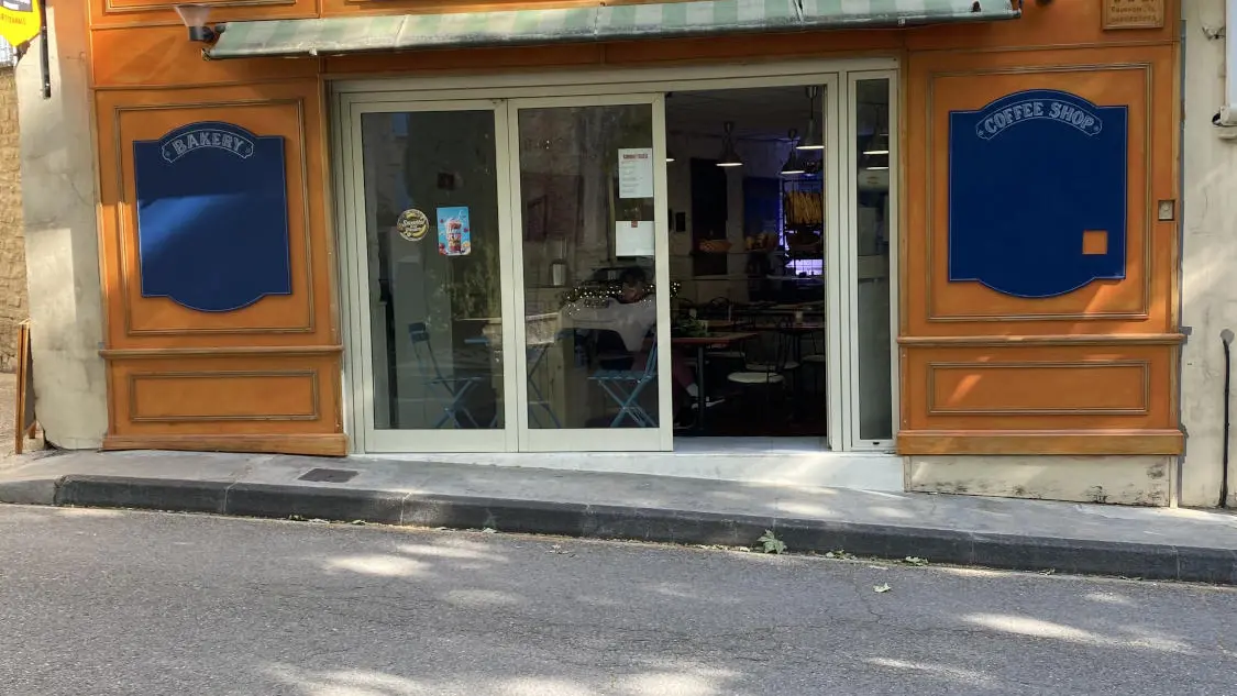 MacarOns Coffee shop Bakery_Fontaine-de-Vaucluse devanture jaune et bleue
