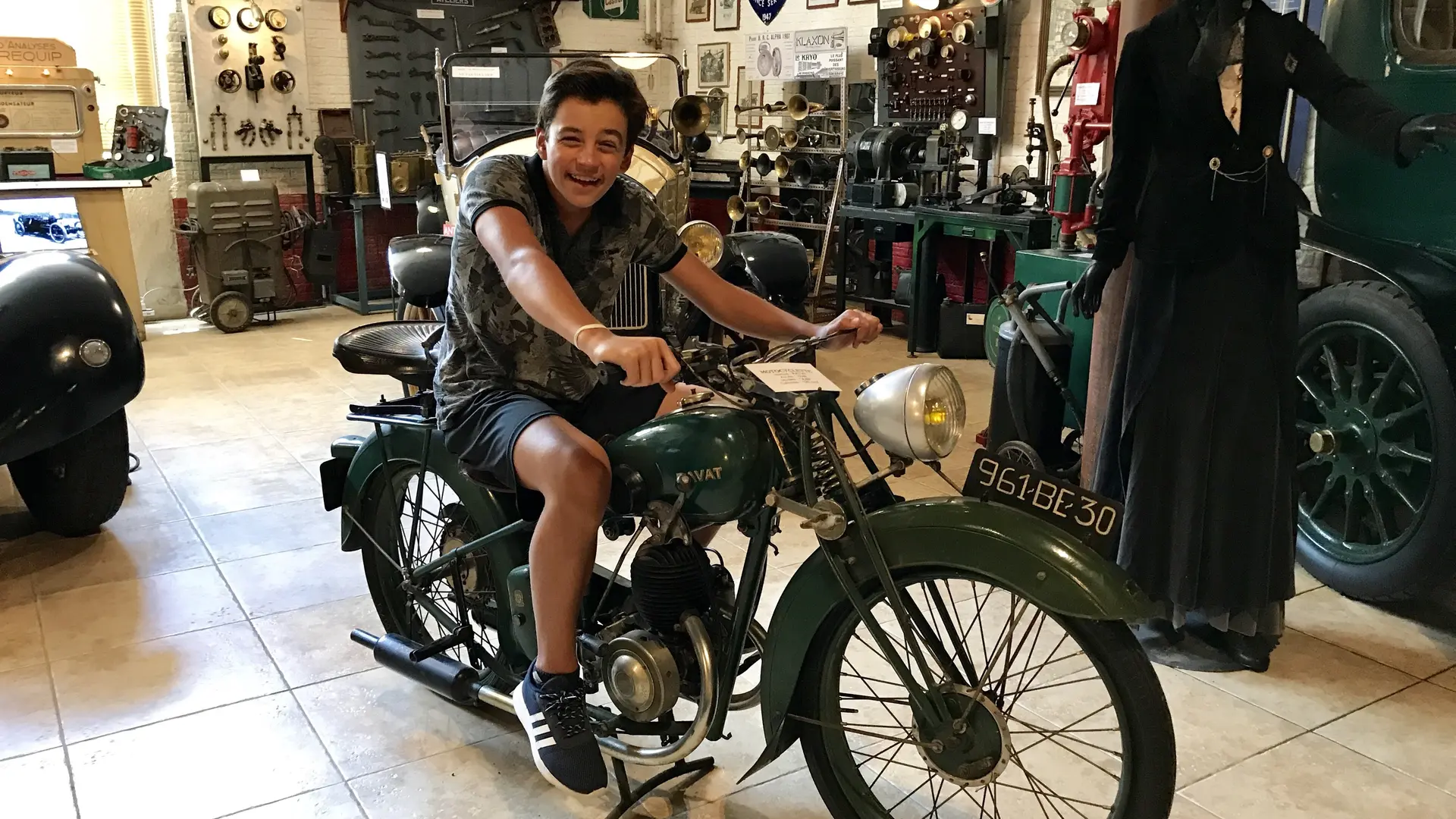 adolescent sur moto année 50