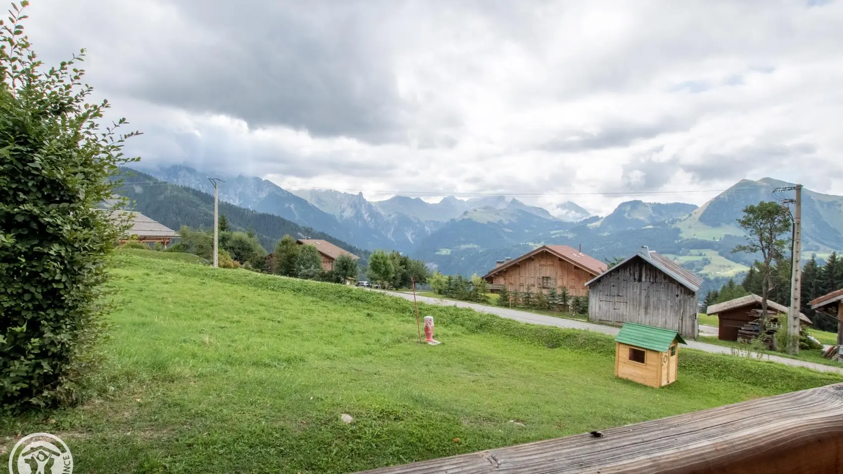 La vue panoramique sur la Chaîne des Aravis