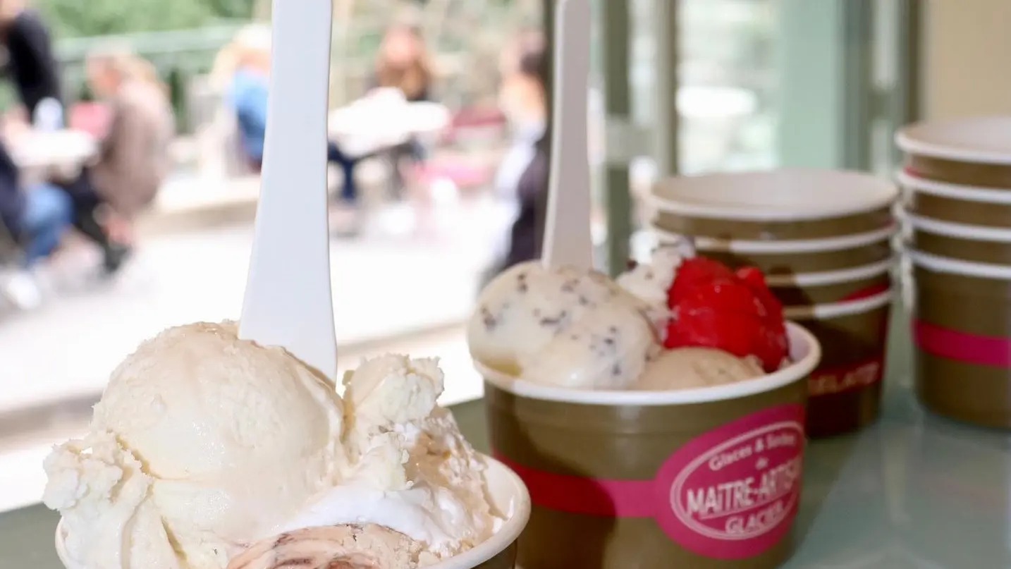 Zoom gourmand – Coup garnie d’amandes et de glace, parfaite pour les visuels haut de gamme