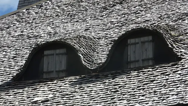 Lucarnes à jouées galbées typiques de la région fribourgeoise