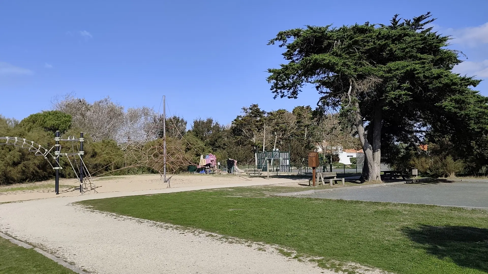 Blick auf den Park von Montamer mit Sportbereich