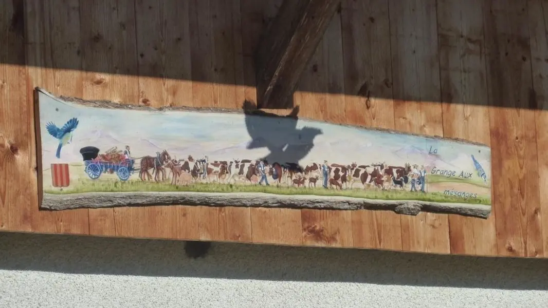 Poya : tableau réalisé par le propriétaire, façade Est de la Grange aux mésanges, et oiseau porte bonheur