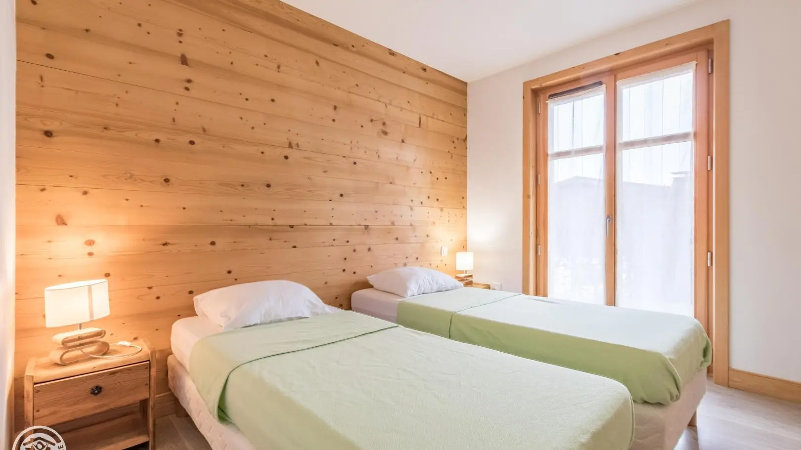 chambre 2 : 2 lits de 80x190cm jumelables et salle d'eau privativve