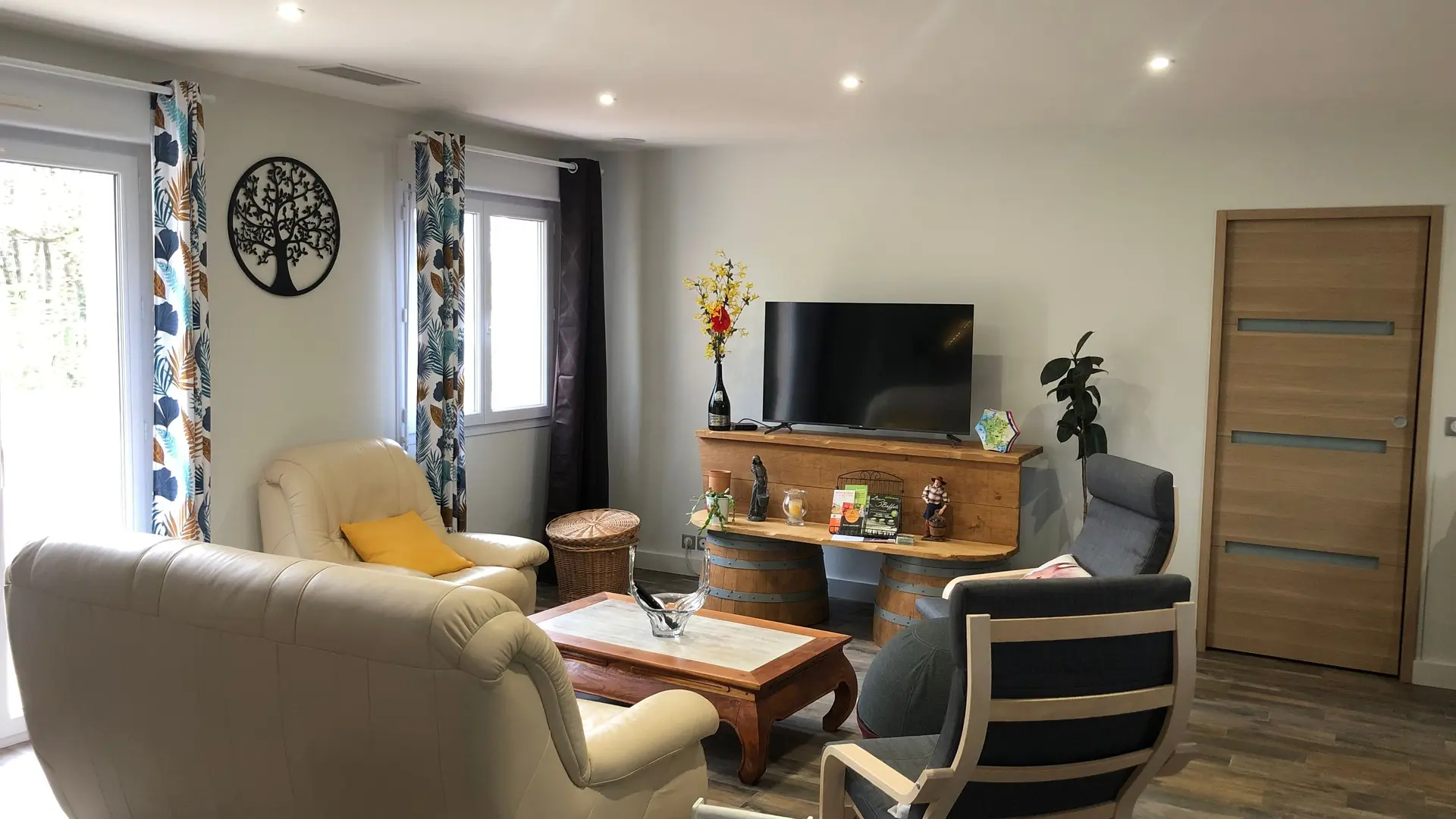 séjour et porte coulissante donnant sur le coin chambres