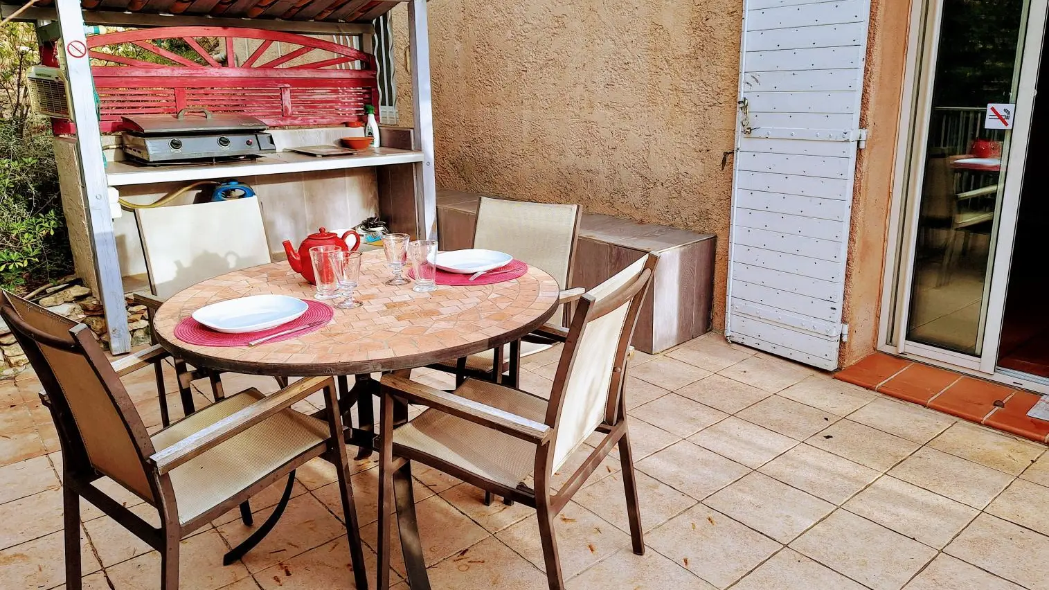 Terrasse avec plancha et coin repas