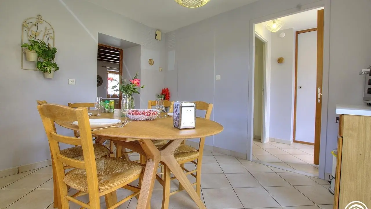 Table de repas pour 6 personnes