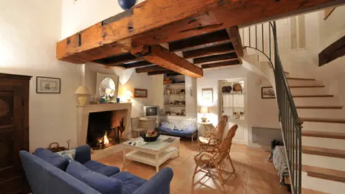 salon avec cheminée