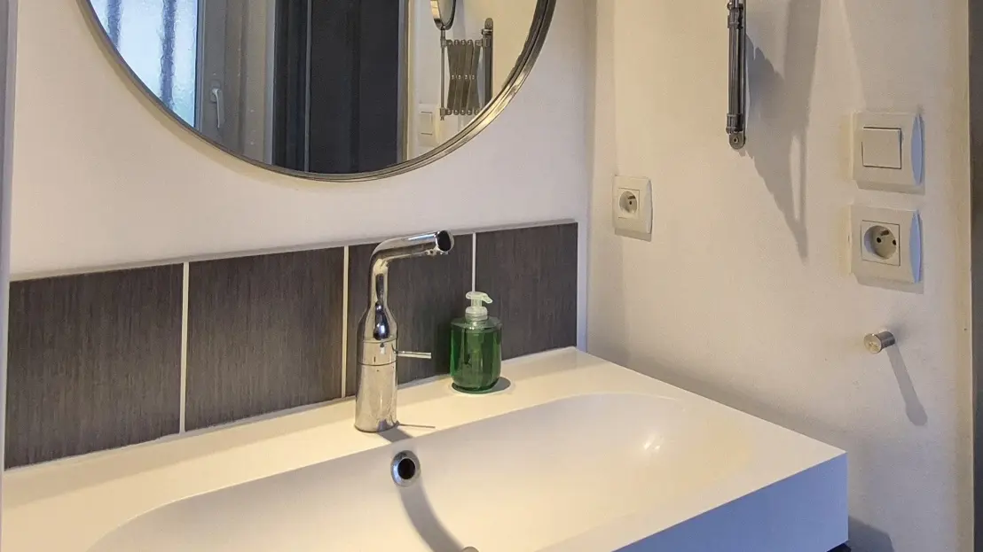 salle de bain avec meuble vasque