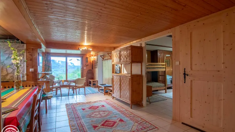 Salle à manger, salon, accès chambre